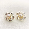 Détail de boucles d'oreilles camélia élégantes avec pétales nacrés et perle centrale - Argenté
