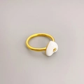 Minimalistischer 18K vergoldeter Messingring mit weißem Emaille-Herz und goldenem Relief - US 6 / Weiß