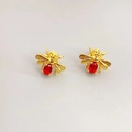 Dettaglio orecchini a forma di ape con ali dorate e pietra sfaccettata color rubino - Strass Rosso (4815319677560) / Rosso