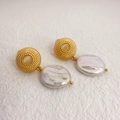 Boucles d'oreilles spirales dorées vintage avec perles baroques et œil de chat crème - Boucles d'oreilles perles dorées