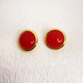 Pendientes vintage redondos de piedras rojas con borde dorado pulido y estilo retro - Rojo
