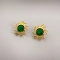 Orecchini a perno a stella dorata con gemma verde smeraldo su sfondo chiaro neutro - Verde