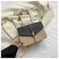 Mini bolso tejido en contraste negro y beige con borla dorada y correa de cadena - Negro