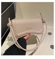 Gros plan du sac beige à bandoulière nouée avec logo doré Miss mini en détail - Kaki