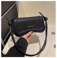 Détail du sac bandoulière noir minimaliste avec logo Miss mini et bandoulière nouée - Noir