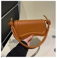 Détail du sac à bandoulière demi-lune marron avec poignée à nœud et inscription Miss mini - Marron