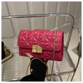 Sac bandoulière matelassé rose fuchsia avec boucle chocolat dorée et bandoulière chaîne - Style Serrure Carrée (1602) / Rose rouge