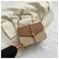 Bolso bandolera de paja tejida beige con solapa de cuero marrón y cadena dorada - Marrón