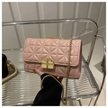 Sac à bandoulière matelassé rose avec chaîne dorée et boucle style chocolat - Style Serrure Carrée (1602) / Rose