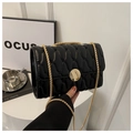 Sac bandoulière noir matelassé avec texture cœur et bandoulière en chaîne dorée - Style Serrure Ronde (1603) / Noir