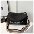 Detailansicht der schwarzen Nylontasche mit Camellia-Schriftzug und Streifenband - Schwarz