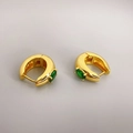Eleganti orecchini a cerchio placcati oro con zirconi verdi ovali incastonati a griffe - Oro con zirconia verde