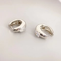 Orecchini a cerchio a U spessi color argento con zircone ovale incastonato a griffe - Argento con Zirconia Bianca