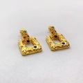 Details von Vintage-Goldohrringen mit Lava-Textur und bunten Edelsteinen in Nahaufnahme - Gold mit buntem Zirkon