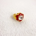 Detail van 18K vergulde ring met rode emaille bloem en vierkante zirkoon edelsteen - Verstelbaar Open / Rood + Wit