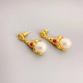 Boucles d'oreilles perles forme conque avec gemme rouge et finition or élégante - Or