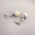 Boucles d'oreilles en métal liquide argenté avec perle blanche et gemmes bleues - Or blanc
