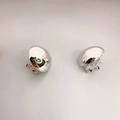 Polierte silberne halbkugelförmige Clip-Ohrringe mit minimalistischem Metall-Spiegeleffekt - Silber