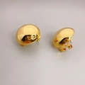 Detailansicht der polierten goldenen Halbkugel-Ohrstecker mit sicherem Butterfly-Verschluss - Gold