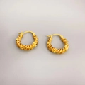 Aros minimalistas de latón chapado en oro de 18K con textura retorcida y diseño clásico - Dorado
