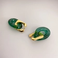 Boucles d'oreilles dorées en forme de U avec pendentifs en résine vert foncé translucide - Vert Foncé