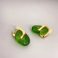 Détail de boucles d'oreilles dorées en U avec pendentifs en verre vert translucide - Vert Herbe