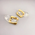 Détail de boucles d'oreilles dorées en U avec pendentifs en verre irréguliers - Blanc Clair