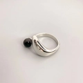 Moderner verstellbarer Silberring mit poliertem Finish und schwarzem Onyx-Stein besetzt - Einstellbar Offen / Weißgold