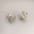 Orecchini a cupola traforata in argento chic con design intrecciato lucido per donna - Motivo a rombi / Argento