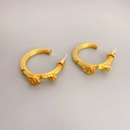Elegante goldene C-Ohrringe mit Vintage-3D-Rosen- und Blatt-Reliefmustern - Gold