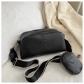 Detalle de bolso bandolera de cuero negro con correa ancha y mini bolsa redonda - Negro