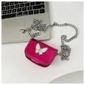 Vue de dessus d'un mini sac à chaîne magenta avec boucle papillon blanche et métal argenté - rose vif