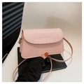 Petit sac à bandoulière rose pour femme avec rabat à motif crocodile et détails dorés - Rose