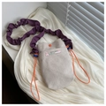 Dettaglio borsa porta cellulare beige in velluto con tracolla a pieghe viola - Cachi