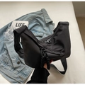Bolso de nailon negro tipo media luna con correa ancha y detalle de nudo trenzado - Negro