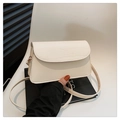 Sac bandoulière élégant crème avec texture crocodile et boucle en métal doré - Blanc