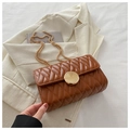 Sac bandoulière marron matelassé élégant avec boucle dorée et bandoulière chaîne - Marron