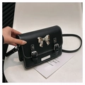Detail der schwarzen PU-Ledertasche mit silberner Metallschleife und Kontrastnaht - Schwarz