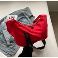 Bolso bandolera grande de nylon rojo en forma de media luna con correa ancha negra - Burdeos