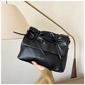 Detalle del bolso tote negro de piel sintética plisada con lazos elegantes y grabado - Negro