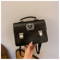 Nahaufnahme der schwarzen Tasche im britischen Stil mit weißem R-Schild-Stickerei und Schnallen - Schwarz
