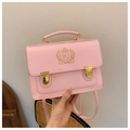 Detail der rosa College-Tasche mit goldener Wappenstickerei und Doppelschnallenverschluss - Rosa