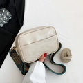 Beigefarbene Kameratasche aus Kunstleder mit V-Steppung und gemustertem breitem Riemen - V-Gesteppter Stil (9194) / Beige