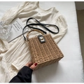 Sac bandoulière en paille tressée avec poignée en bambou et lanière en cuir noir - Marron