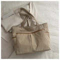 Dettaglio della borsa tote in velluto a coste beige con tasche rifinite in pelle marrone - Cachi