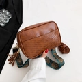 Sac bandoulière vintage marron en similicuir avec coutures en V et détail de pompon - Style Matelassé en V (9194) / Marron