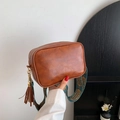 Sac caméra marron en cuir avec bandoulière ethnique large et pompon décoratif - Style Texturé Vintage (9195) / Marron