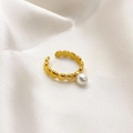 Verstellbarer goldener Schleifenring mit weißer Perle und strukturierter Ringschiene - Perlen-Stil