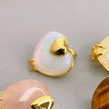 18K vergoldeter Ohrstecker mit weißer Herz-Perlmutt-Einlage und kleinem goldenem Herzen - Opal