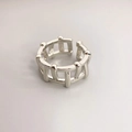 Verstellbarer silberner Ring mit hohlem geometrischem Gitter und moderner Textur - Silberner Zaun-Stil